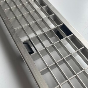 Outlet Schwerlast- Rinnenrost / 998 x 123 x 20,5 mm / MW 31 x 14 mm / V2A