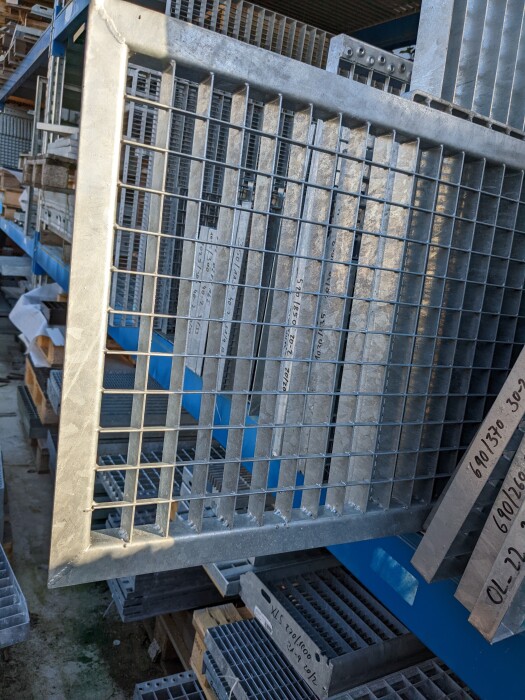Outlet- P- Rost Winkelkragenrost / 410 x 1145 mm / TS 30 x 2 mm / MW 31 x 31 mm / verzinkt / 3-Seitig Winkelkragen