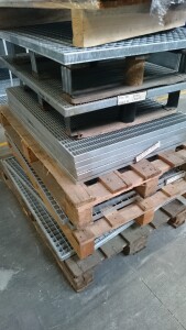 Outlet- P- Rost Winkelkragenrost / 410 x 1145 mm / TS 30 x 2 mm / MW 31 x 31 mm / verzinkt / 3-Seitig Winkelkragen