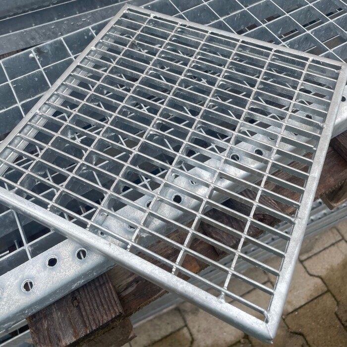 Outlet-P-Rost / 240 x 240 mm / TS 20 x 2 mm / MW 31 x 9 mm / verzinkt