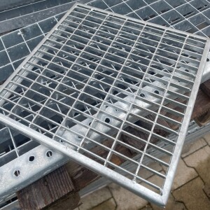 Outlet-P-Rost / 240 x 240 mm / TS 20 x 2 mm / MW 31 x 9 mm / verzinkt