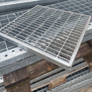 Outlet-P-Rost / 240 x 240 mm / TS 20 x 2 mm / MW 31 x 9 mm / verzinkt