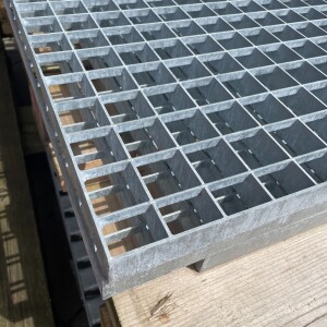 Outlet- P- Rost / 685 x 1000 mm / TS 25 x 2 / MW 30 x 30 mm / verzinkt