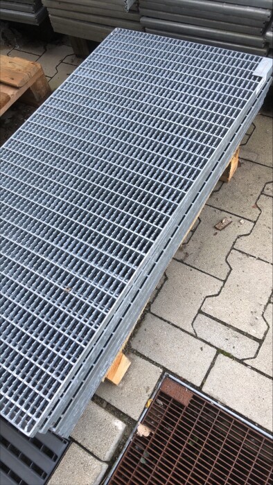 Outlet- P- Rost / 495 x 985 mm / rutschhemmend/ TS 20 x 3 mm / MW 31 x 9 mm / verzinkt