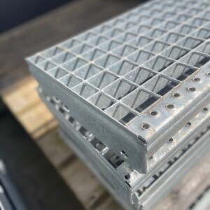 Outlet-SP- Stufe / 600 x 270 mm / TS 30 x 3 mm / MW 34 x 38 mm / verzinkt