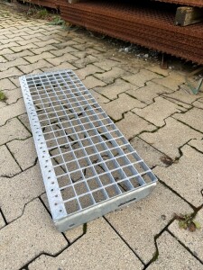 Outlet-SP- Stufe / 600 x 270 mm / TS 30 x 3 mm / MW 34 x 38 mm / verzinkt