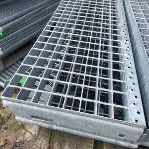Schweißpress Treppenstufen 900 x 305 mm / 34 x 38