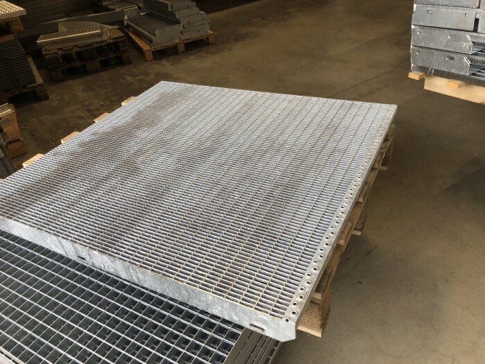 Outlet- Podestrost / 1000 x 1080 mm / TS 40 x 2 mm / MW 31 x 9 mm / verzinkt