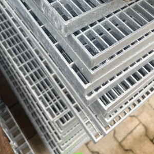 Outlet- P- Rost / 447 x 1400 mm / TS 20 x 2 mm / MW 31 x 9 mm / verzinkt