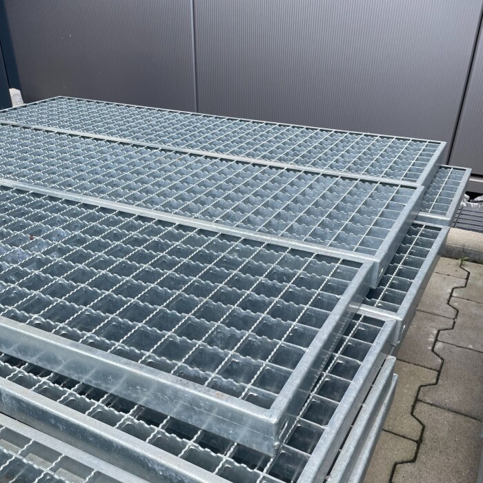 Outlet- P- Rost / 1040 x 290 mm / TS 40 x 2 mm / MW 30 x 30 mm / verzinkt / R12