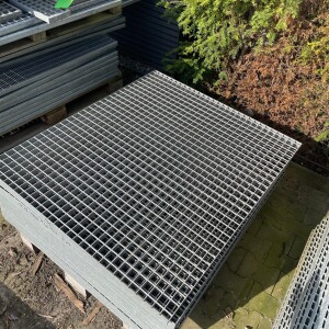 Outlet- SP- Rost / 1160 x 1000 mm / TS 30x3 mm / MW 34x38 mm / verzinkt