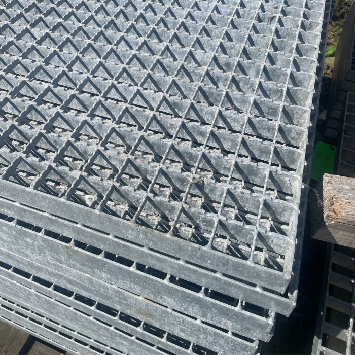 Outlet- P- Rost / 900 x 1000 mm / TS 30 x 3 mm / MW 30 x 30 mm / verzink / R12