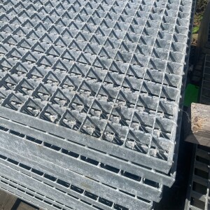 Outlet- P- Rost / 900 x 1000 mm / TS 30 x 3 mm / MW 30 x 30 mm / verzink / R12