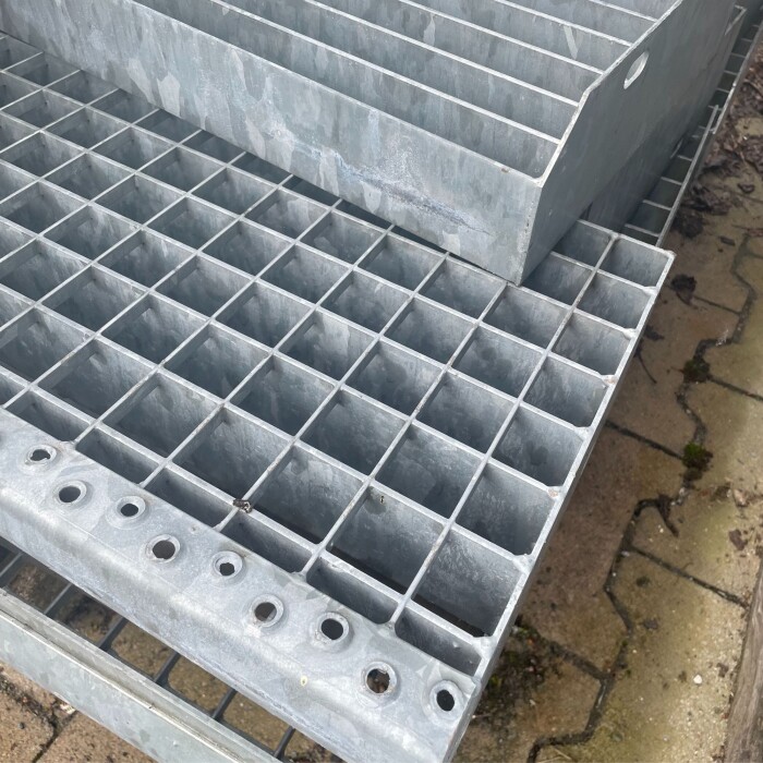 Outlet- P- Stufe / 1700 x 270 mm / TS 60 x 3 mm / MW 30 x 30 mm / verzinkt