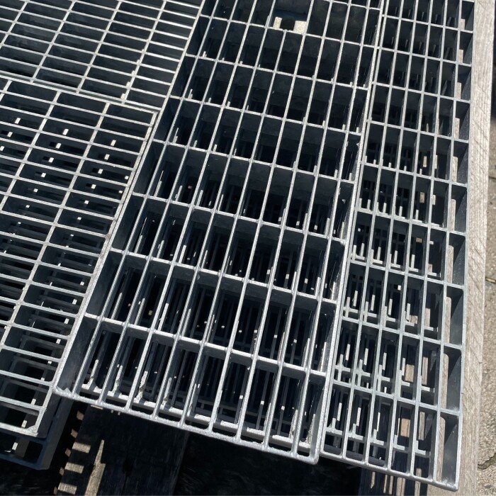 Outlet Rinnenrost 123 x 500 mm/ TS 20x2/ MW 31x9 mm/ verzinkt
