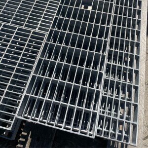 Outlet Rinnenrost 123 x 500 mm/ TS 20x2/ MW 31x9 mm/ verzinkt