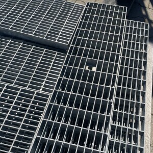 Outlet Rinnenrost 123 x 500 mm/ TS 20x2/ MW 31x9 mm/ verzinkt