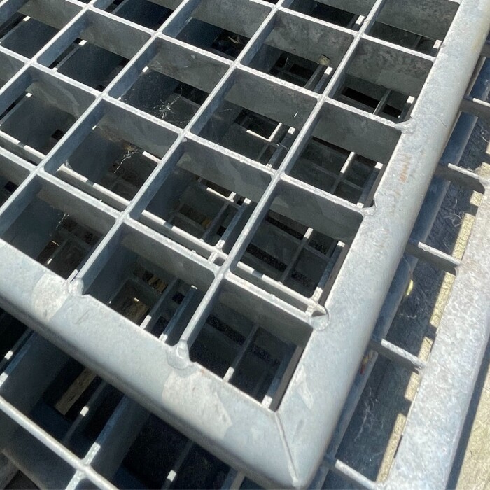 Outlet- P- Rost / 645  x 470 mm / TS 25  x 2 mm / MW 30 x 30 mm / verzinkt