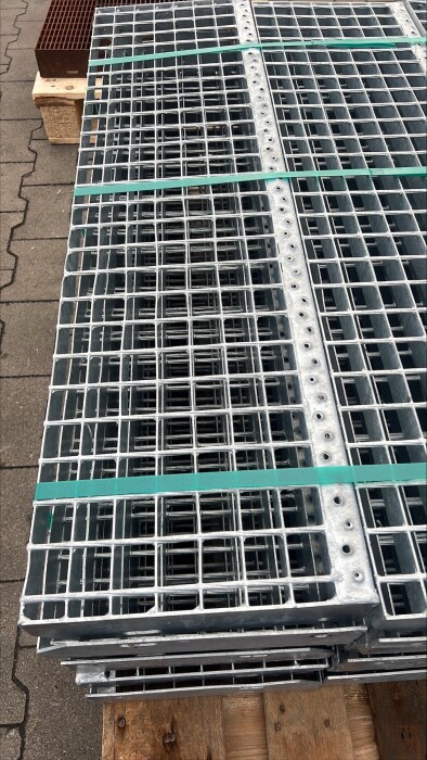 Outlet-Schweißpress Gitterroststufe | Maße: 1000x270 mm TS 40x2 MW 34x38 mm | S235JR verzinkt