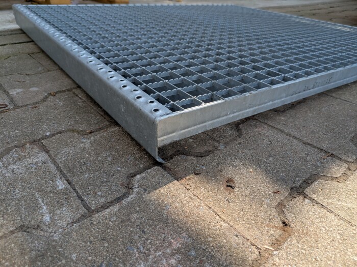 Podestrost | 890x1035 mm | 40x2 mm | 30x30 mm | R11 | Stahl  feuerverzinkt