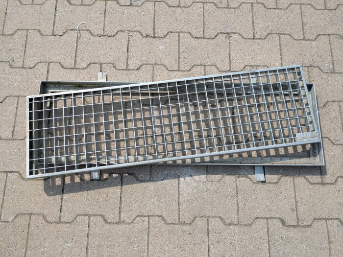 Gitterrost inkl. Rahmen | 300x1000 mm | 30 mm hoch | 30x30 mm | Stahl feuerferzinkt | Betonieranker