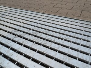 Barfußrost | 415x1040 mm | 20x2 mm | Stahl feuerverzinkt | Verstärkung