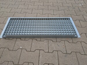 Barfuß-Winkelkragenrost | 370x995 mm Einhängemaß | 20x2 mm | Stahl feuerverzinkt | 43 mm  Winkelkragen