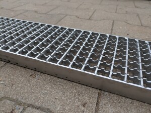 Rinnenrost | 135x1000 mm | 30x3 mm | 20x20 mm | R11 | Edelstahl gebeizt