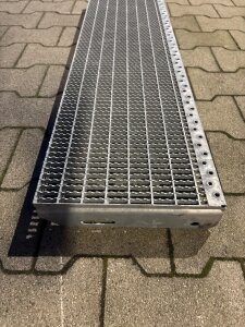 Gitterroststufe | 1000x270 mm | 30x10 mm | R11 | 30x3 mm | Stahl feuerverzinkt
