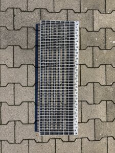 Gitterroststufe | 800×270 mm | 30×10 mm MW | 30×2 mm TS | Stahl feuerverzinkt