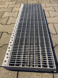 Gitterroststufe | 800×270 mm | 30×10 mm MW | 30×2 mm TS | Stahl feuerverzinkt