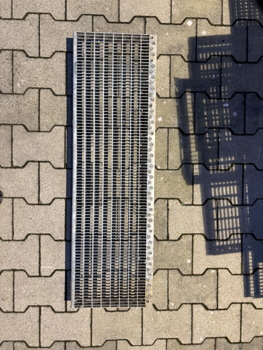 Gitterroststufe | 1000×305 mm | 30×10 mm MW | 30×2 mm TS | R11 | Stahl feuerverzinkt