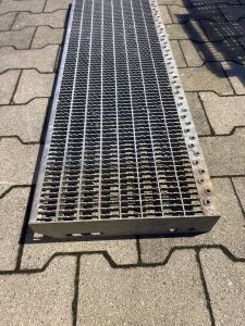 Gitterroststufe | 1000×305 mm | 30×10 mm MW | 30×2 mm TS | R11 | Stahl feuerverzinkt