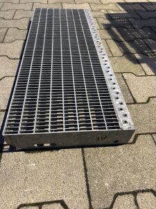 Gitterroststufe | 800×305 mm | 30×10 mm MW | 30×3 mm TS | Stahl feuerverzinkt