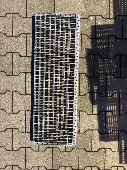 Gitterroststufe | 900×305 mm | 30×10 mm MW | 40x2 mm TS | R11 | mit 70er SAK-Antrittskante | Stahl feuerverzinkt