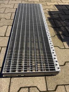 Gitterroststufe | 900×305 mm | 30×10 mm MW | 40x2 mm TS | R11 | mit 70er SAK-Antrittskante | Stahl feuerverzinkt