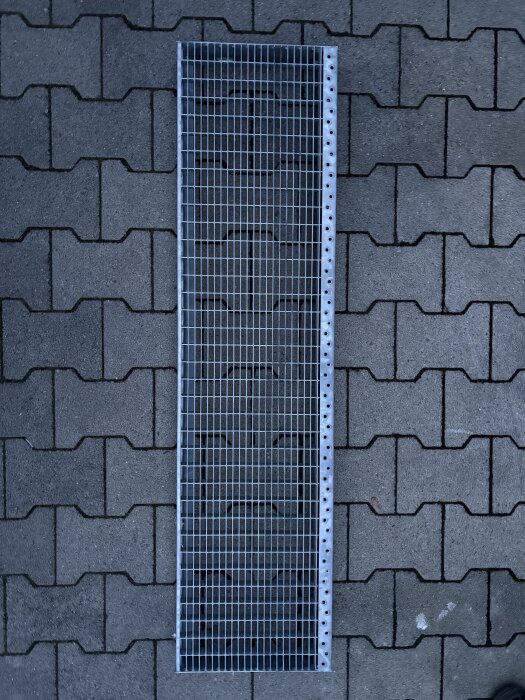 Gitterroststufe | 1200×305 mm | 30×10 mm MW | 40×2 mm TS | mit 70er SAK-Antrittskante | Stahl feuerverzinkt