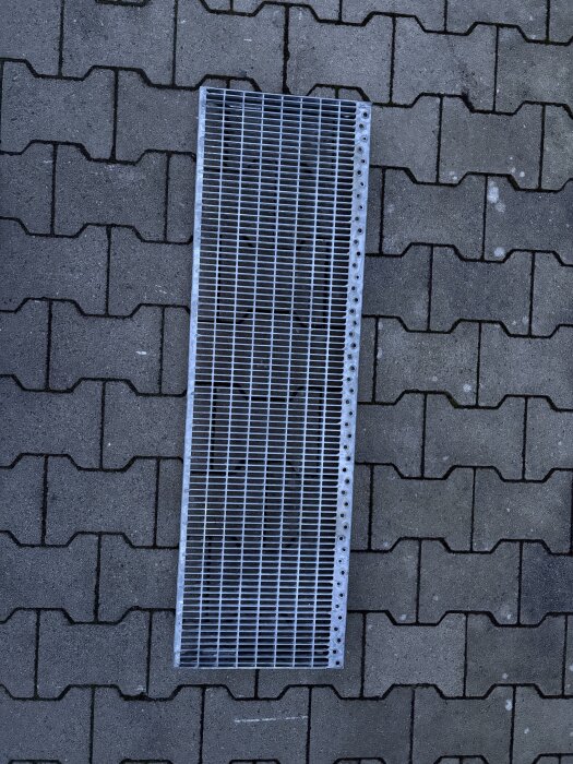 Gitterroststufe | 1000×305 mm | 30×10 mm MW | 40×3 mm TS | Stahl feuerverzinkt