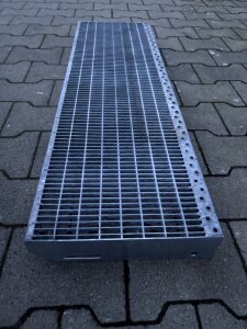 Gitterroststufe | 1000×305 mm | 30×10 mm MW | 40×3 mm TS | Stahl feuerverzinkt