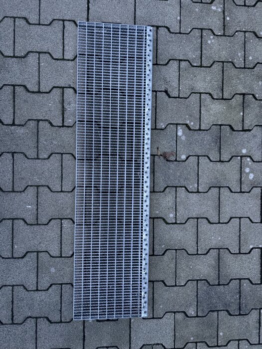 Gitterroststufe | 1200×305 mm | 30×10 mm MW | 40×3 mm TS | R11 | Stahl feuerverzinkt