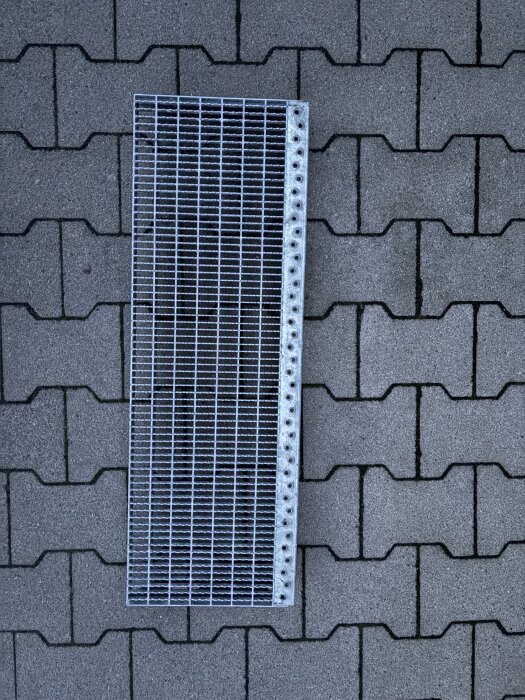 Gitterroststufe | 800×270 mm | 30×10 mm MW | 30×3 mm TS | R11 | Stahl feuerverzinkt