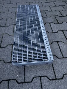 Gitterroststufe | 800×270 mm | 30×10 mm MW | 30×3 mm TS | R11 | Stahl feuerverzinkt