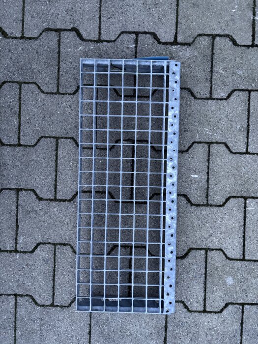 Gitterroststufe | 600×240 mm | 30×30 mm MW | 30×3 mm TS | Stahl feuerverzinkt