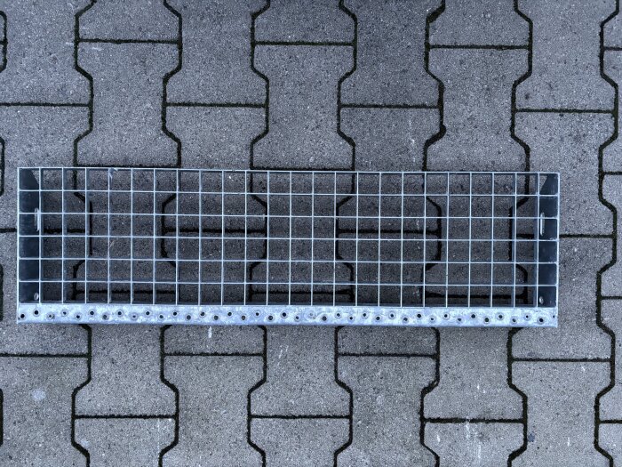 Gitterroststufe | 800×240 mm | 30×30 mm MW | 30×2 mm TS | Stahl feuerverzinkt