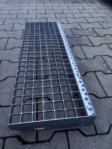 Gitterroststufe | 800×270 mm | 30×30 mm MW | 30×2 mm TS | Stahl feuerverzinkt