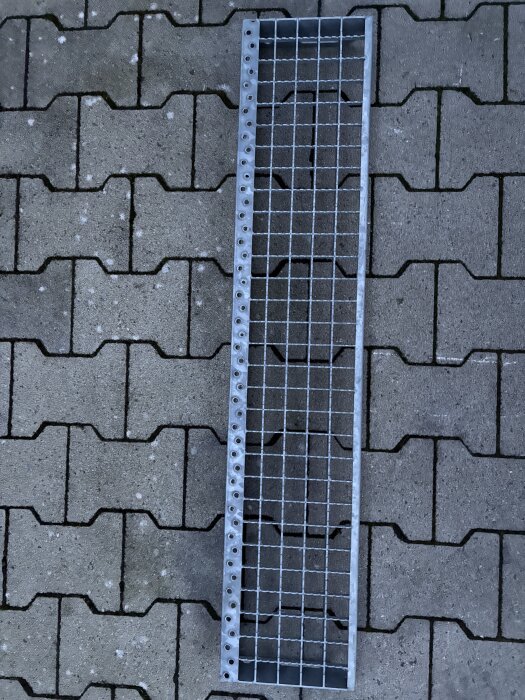 Gitterroststufe | 1000×200 mm | 30×30 mm MW | 30×3 mm TS | R12 | Stahl feuerverzinkt