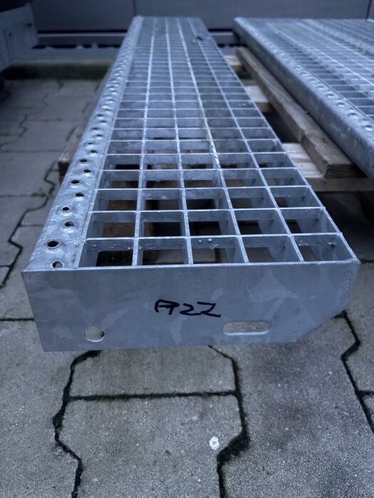 Gitterroststufe | 1200×200 mm | 30×30 mm MW | 40×3 mm TS | Stahl feuerverzinkt