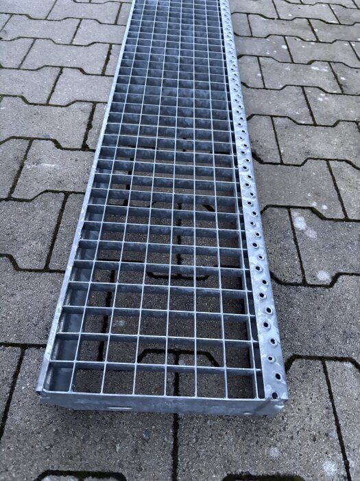 Gitterroststufe | 1200×270 mm | 30×30 mm MW | 20×2 mm TS | mit 70er SAK-Antrittskante | Stahl feuerverzinkt