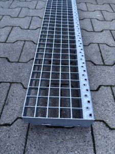 Gitterroststufe | 1100×200 mm | 30×30 mm MW | 40×3 mm TS | Stahl feuerverzinkt