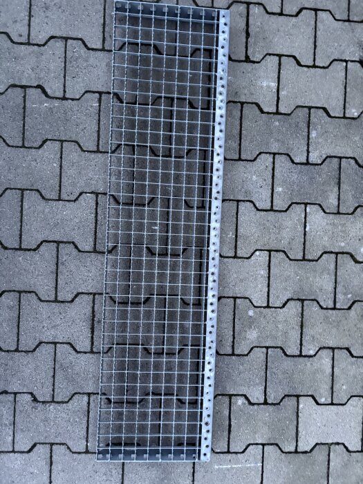 Gitterroststufe | 1200×305 mm | 30×30 mm MW | 40×2 mm TS | R12 | Stahl feuerverzinkt